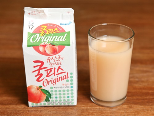 クールピスは１９８０年に誕生したドンウォン（当時はヘテ乳業）の乳酸菌ドリンク。桃やプラムなどフルーツの味が主流です。ここ数年の激辛ブームで売り上げが上昇し、近頃第２の全盛期を迎えています。