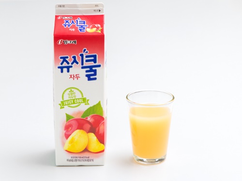 「クールピス」とよく似た甘酸っぱい乳酸菌ドリンクとして「ジューシークール」もあります。元祖のクールピスは代名詞のように使われているので、クールピスを注文したら、こちらが出てくることもあるでしょう。