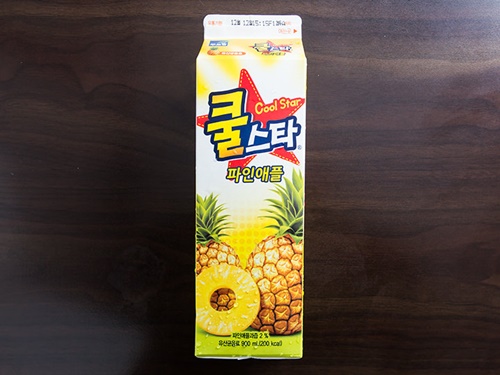 プルミルの「クールスター」（写真）や毎日牛乳の「ファインクール」など、他にも類似の乳酸菌飲料はいくつかあり、それぞれ激辛料理のお店で見られます。