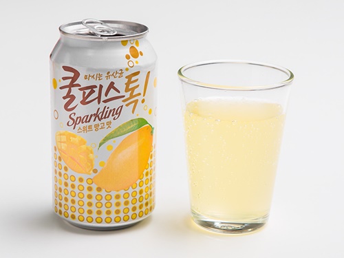 また、コンビニやマートで買えるクールピスの炭酸バージョン「クールピストック」（スイートマンゴー味（写真）、レモンコーラ味、ヨーグルト味など）も人気。韓国の辛ウマ料理は、ぜひクールピスと一緒に楽しんでみてください！
