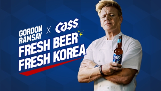 ＯＢビールは世界的シェフのゴードン・ラムゼイ氏を新モデルに起用した新たな広告を出している。彼は「ビールの味が新鮮だ」と評価した。（写真＝ＯＢビール）
