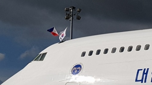 文在寅大統領のチャーター機は海外訪問するたびに太極旗（韓国の国旗）と訪問国の国旗を掲げる。一方、フィリピン・マニラ空港で確認された安倍首相の専用機２機には国旗の掲揚はなかった。