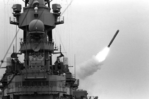 米海軍の戦艦ミズーリ（ＢＢ－６３）がトマホーク巡航ミサイルを発射している。米国が北朝鮮の大量破壊兵器（ＷＭＤ）施設を打撃する場合、このミサイルを使う可能性が大きい。（写真＝米海軍）