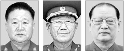 左から崔竜海（チェ・ヨンヘ）労働党副委員長、黄炳瑞（ファン・ビョンソ）総政治局長、金元弘（キム・ウォンホン）総政治局第１副局長。