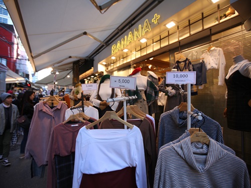 メイン通りや裏路地には、１着５，０００ウォンなど格安で可愛い洋服や靴を扱うお店がすらり！