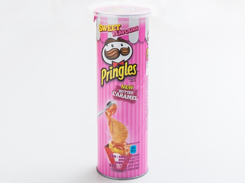アメリカ発の人気ポテトチップス「プリングルス」のバターキャラメル味は韓国限定（２，５００ウォン）。韓国女子に向けて開発された商品なので、パッケージはかわいいピンク色です。