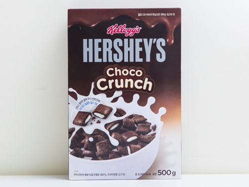 キスチョコレートで有名なアメリカ生まれの「ハーシー」からは、韓国限定でシリアルが販売中（７，９８０ウォン）。カリッとしたブラッククッキークランチの中に、甘いミルククリームが入っています。