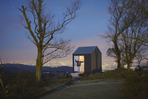 ２０１２年、兵庫県神戸市に作った小屋住宅「Ｌｕｎａ　Ｈｕｔ」。神戸市内の夜景が見下ろせる。（写真＝中央フォト）