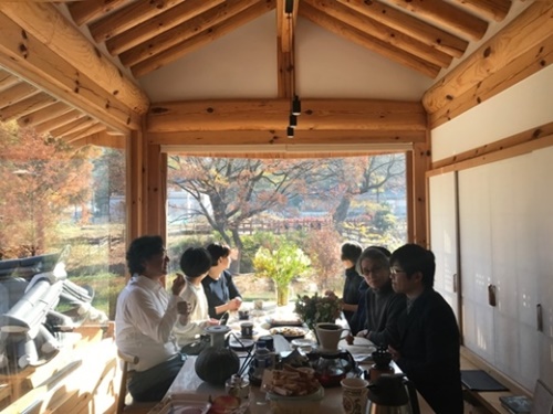 ソウルで建築関係者と家について話をしている中村好文氏（右から２人目）。