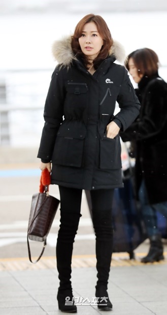 ２３日午前、仁川国際空港でポーズを取る女優のソン・テヨン。