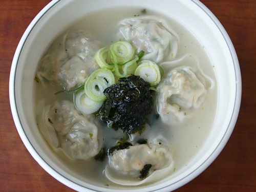 韓国式手作りジャンボ餃子で有名な「宮（クン、写真）」やコシのある手打ち麺がご自慢の「黄生家（ファンセンガ）カルグッス」も、去年に引き続きソウルの安ウマグルメの称号を獲得しました。