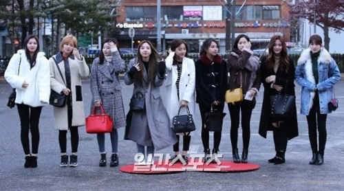 ２４日午前、ソウル永登浦区汝矣島洞ＫＢＳ新館で行われた『ミュージックバンク』事前収録に参加したＴＷＩＣＥ