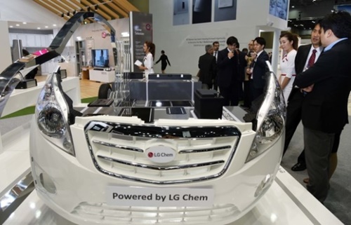ＬＧ化学の電気自動車用バッテリーが搭載された自動車の模型。ＬＧ化学は昨年二次電池分野に約８０００億ウォン規模の設備投資を進めた。（写真＝ＬＧ）