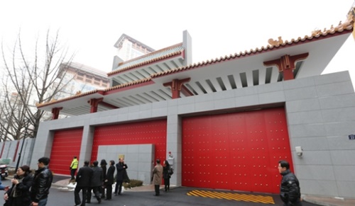 赤い門が印象的なソウル明洞の駐韓中国大使館正門。
