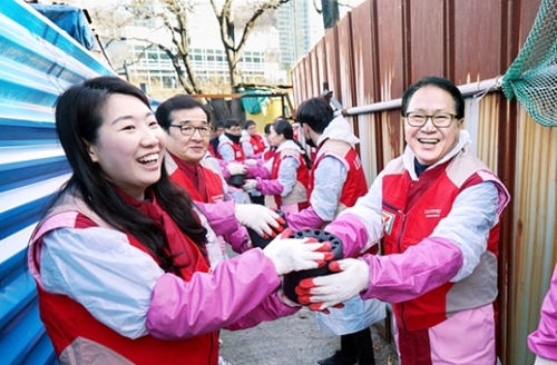 사진】「온기 보냅니다」 연탄 배달 자원봉사=한국·서울 | Joongang Ilbo | 중앙 일보