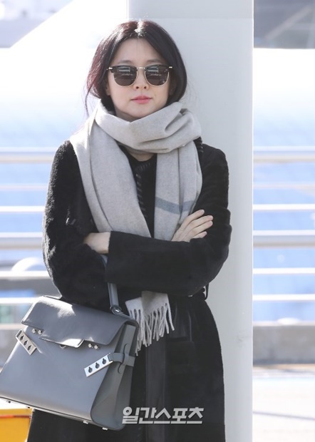 ３０日午前、仁川国際空港に姿を見せた女優のイ・ヨンエ。イ・ヨンエは３０日に香港で開催される「２０１７　ＭＡＭＡ」に参加するために香港へ向かった。