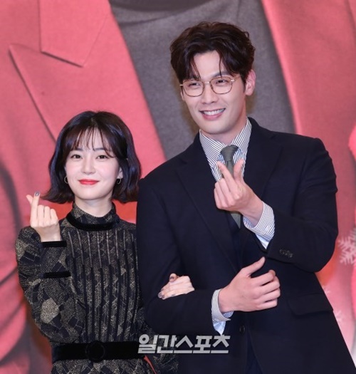 ３０日午後、ソウル永登浦タイムスクエアで行われたＫＢＳドラマ『ＪＵＧＧＬＥＲＳ』（原題）制作発表会に登場した女優のペク・ジニ（左）と俳優のチェ・ダニエル。