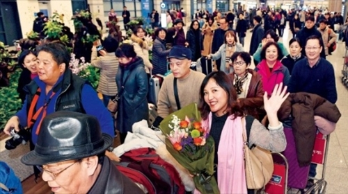 ＴＨＡＡＤ葛藤後、駐中韓国大使館から団体ビザを発給された中国人団体観光客３２人が２日、仁川国際空港を通じて韓国に入国した。