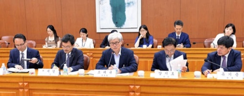 ７月３１日、ソウル都染洞（ドリョムドン）外交部庁舎で開かれた「韓日日本軍慰安婦合意検討ＴＦ」第１回会議で、オ・テギュ委員長（前列中央）が発言している。（写真＝韓国外交部）