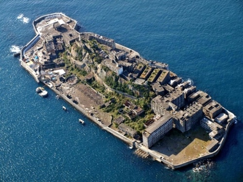 別名「軍艦島」と呼ばれる三菱重工業の長崎県端島海底炭鉱。（写真＝中央フォト）