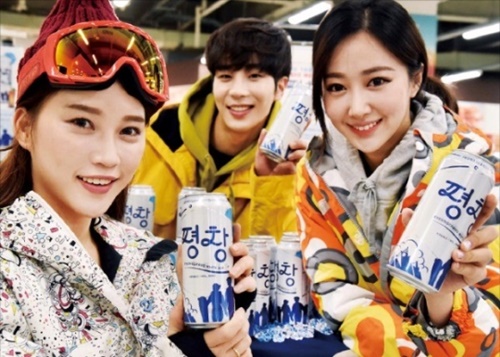 ３日、韓国流通大手のホームプラスが「平昌ビール」を公開した。５００ミリリットル１缶あたり３９００ウォン（約４０４円）、３缶９５００ウォンで販売される。