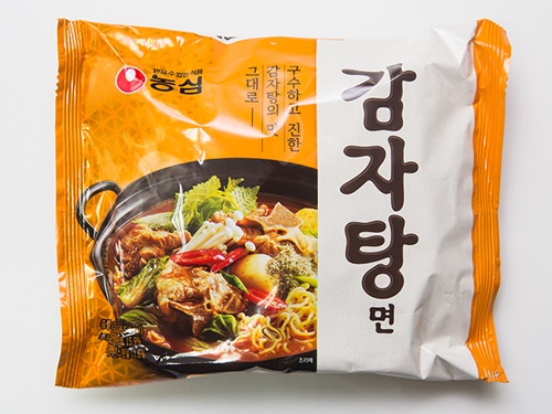韓国のコンビニやスーパーで、スープにこだわったインスタントラーメンが続々販売されています。「辛ラーメン」でおなじみ農心（ノンシム）から、今年９月に発売された「カムジャタン麺」（１，６００ウォン）。カムジャタンならではのエゴマの香りが効いたピリ辛スープがくせになります。