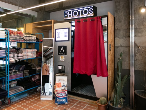 最近、ソウルの街中でよく見かける、証明写真機のようなこの機械。若者の間で話題になっている「４コマ写真（ネコッサジン）」のフォトブースです。若者の街・弘大（ホンデ）でも、お店の前、道端、映画館や商業施設内と、あちこちに設置されています。
