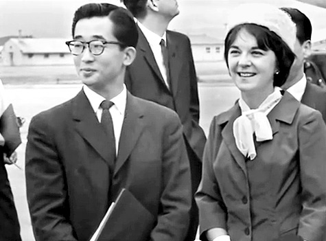 １９６３年、英親王夫婦の要請で夫の李玖氏（左）とともに韓国に来たジュリア夫人。彼らはこの時から昌徳宮楽善斎で暮らした。（写真＝中央フォト）