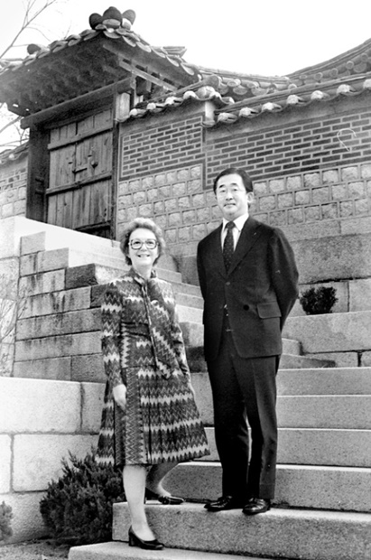 大韓帝国の最後の皇太孫である李玖氏とジュリア夫婦。１９７０年代、彼らが暮らしていたソウル昌徳宮楽善斎で撮影した写真だ。８２年離婚後にも韓国に滞在したジュリア夫人は９５年、ハワイに向かった。（写真＝中央フォト）
