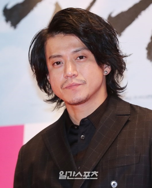 日本俳優の小栗旬