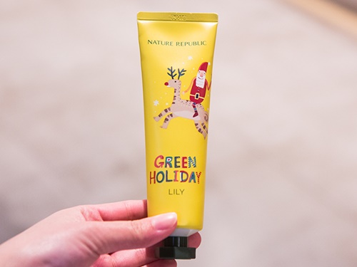サンタクロースやツリーがデザインされた「ＮＡＴＵＲＥ　ＲＥＰＵＢＬＩＣ」の「グリーンホリデーエディション」。ハンドクリーム（写真）や水分クリームなど冬の保湿にも役立つ商品が揃っており、実用的なお土産として喜ばれそうです！