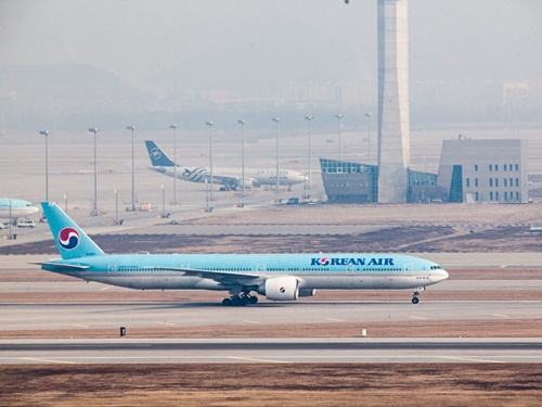 第２旅客ターミナルオープン後は、スカイチーム所属の大韓航空、デルタ航空、エールフランス、オランダ航空の４つの航空会社が発着。チェックインから出国手続きまでをセルフで行えるシステムを導入し、出国時間短縮と混雑緩和が目指されています。