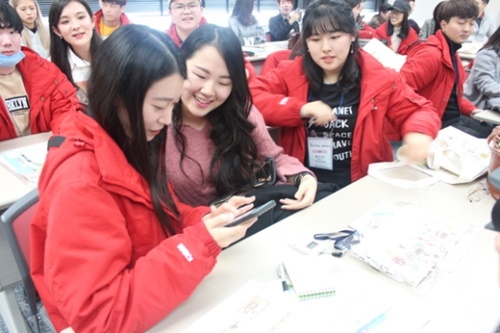 １日、大阪歴史博物館で会った韓日大学生が連絡先をやりとりしている。（写真＝国立海洋博物館）