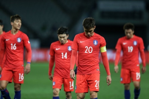 サッカー韓国代表の主将、ＤＦ張賢秀（チャン・ヒョンス、右から２人目）が９日、中国戦で２失点して引き分けた後、うなだれている。（写真＝大韓サッカー協会）