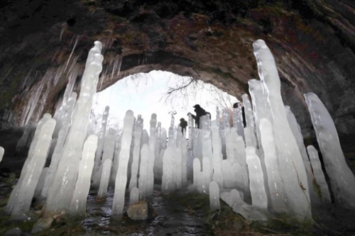 ことしの冬に入って初めての寒波警報が発表された１１日、京畿道漣川郡大光里の廃トンネルで逆つららが観察された。