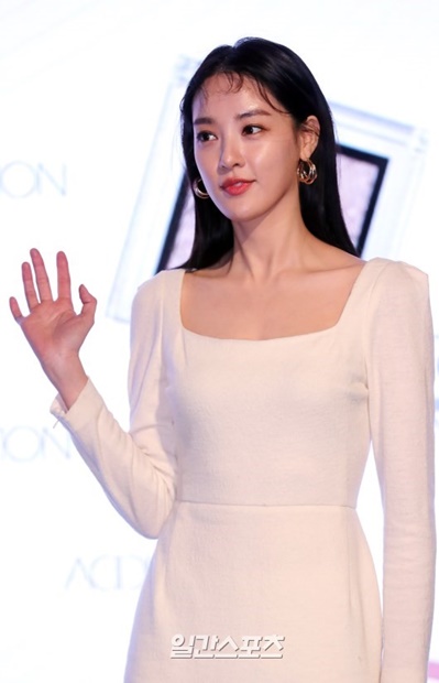１２日午後、ソウル清潭洞Ｋ現代美術館で開かれた化粧品ブランド「ＡＤＤＩＣＴＩＯＮ」１周年記念パーティーに登場した女優のイ・ジュヨン。