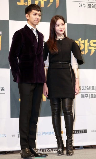 １５日午前、ソウル江南区論硯洞インペリアルパレスホテルで行われたｔｖＮ新ドラマ『花遊記』の製作発表会に登場した俳優イ・スンギ（左）と女優オ・ヨンソ。