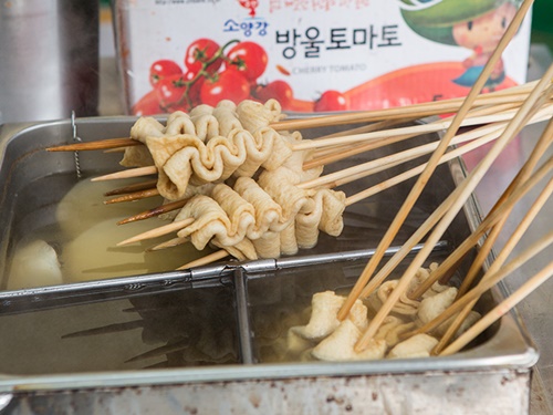 長い串に刺さっている「オデン（練り物）」は、１本約１，０００ウォン。優しい味わいのアツアツスープと一緒に楽しみます。