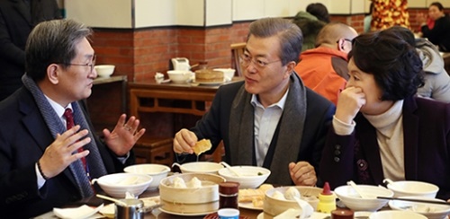 文在寅大統領と金正淑夫人が１４日午前、中国北京のある庶民食堂で盧英敏駐中大使（左）とともに朝食を取っている。