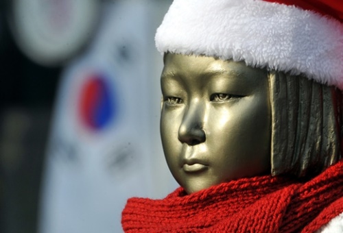 ２０１５年の最後の日の３１日午後、慰安婦少女像の移転を条件にした韓日慰安婦交渉が合意したという日本メディアの報道があった中、大田ボラメ公園前の少女像に帽子がかぶせられ、マフラーが巻かれた。