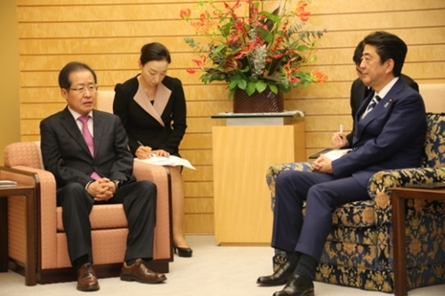 洪準杓（ホン・ジュンピョ）自由韓国党代表が１４日午後、東京の首相官邸で安倍晋三首相と会談した。洪代表の椅子の高さが安倍首相の椅子よりも低い。（写真＝自由韓国党）