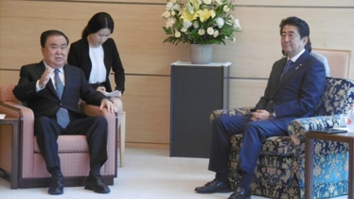 文在寅（ムン・ジェイン）大統領の特使の文喜相（ムン・ヒサン）共に民主党議員（左）が５月１８日午前、東京首相官邸で安倍晋三首相と対話している。文議員が低い椅子に座っている。（写真＝在日韓国大使館）