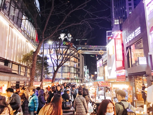 連日氷点下の寒さが続きますが、明洞（ミョンドン）の屋台通りは、相変わらず多くの人で賑わっています。韓国旅行中に食べてみたい、人気の屋台グルメを見てみましょう！