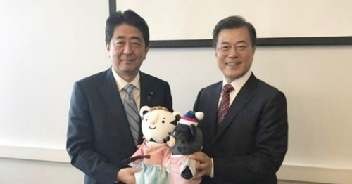 文大統領が平昌冬季五輪のマスコット「スホラン」「バンダビ」人形をプレゼントして安倍首相と記念撮影をする姿。