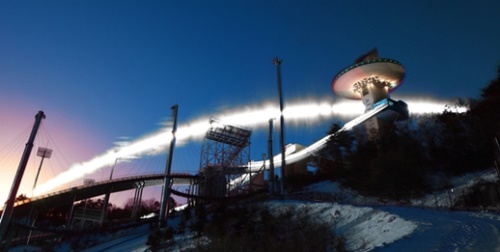 ２０１８平昌冬季オリンピックが５０日後に迫った。五輪聖火リレーの日程も半分を過ぎた。平昌五輪スキージャンプ競技が行われるアルペンシアスキージャンプ台を背景に太陽の軌跡をカメラに収めた。１６ミリレンズで午前７時５０分から午後２時まで１分間隔で長時間露出、撮影して合成した。