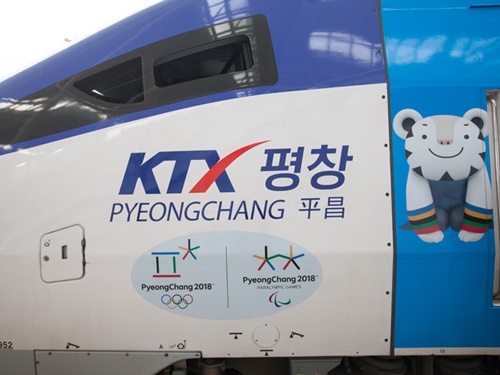 江原道に向かうＫＴＸには、オリンピック公式マスコット（写真は白虎のスホラン）の特別ラッピング車両も登場。