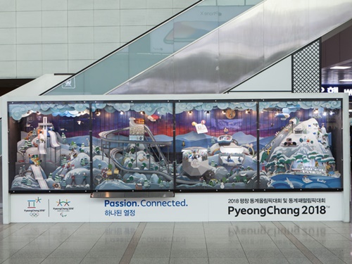 ソウル駅２階には、オリンピック開催を記念した特別展示品や記念品を取り扱う公式ストアも設置されています。