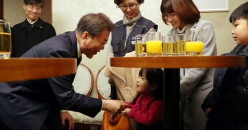 クリスマスに慰安婦・非正規職・セウォル号関係者を招待した文大統領。（写真＝青瓦台提供）