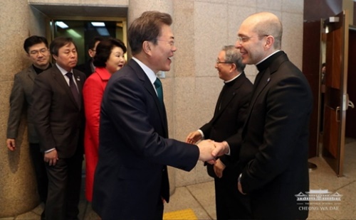 クリスマスに慰安婦・非正規職・セウォル号関係者を招待した文大統領。（写真＝青瓦台提供）