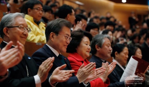 クリスマスに慰安婦・非正規職・セウォル号関係者を招待した文大統領。（写真＝青瓦台提供）